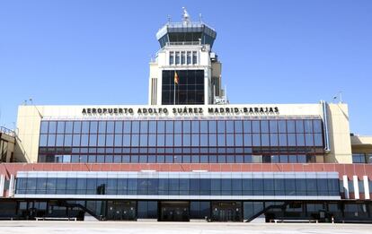 Fotografía facilitada por el departamento de prensa de AENA de la terminal 2 del aeropuerto de Madrid en el que se puede leer el cartel con el nuevo nombre "Aeropuerto Adolfo Suárez Madrid-Barajas".