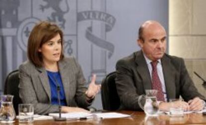 La vicepresidenta del Gobierno, Soraya S&aacute;enz de Santamar&iacute;a, y el ministro de Econom&iacute;a y Competitividad, Luis de Guindos, durante  una rueda de prensa tras la reuni&oacute;n del Consejo de Ministros. EFE/Archivo