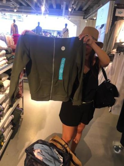 Agustina se compra la sudadera verde en el Primark en plena ola de calor.