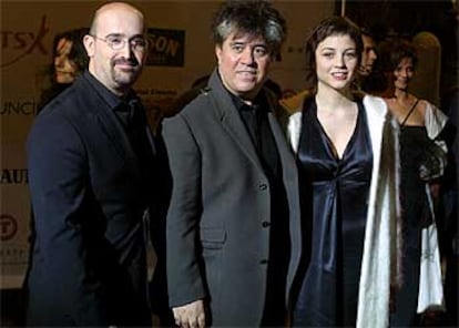 Javier Cámara, a la izquierda, junto a Pedro Almodóvar y Leonor Watling, a su llegada al Palacio de la Ópera de Roma.