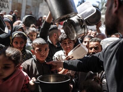 Reparto de comida en Deir Al Balah, Gaza, el pasado 29 de febrero.