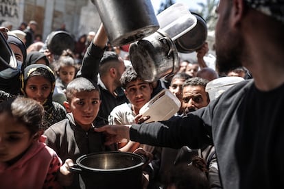 Reparto de comida el jueves en Deir al Balah, en el centro de la Franja de Gaza. 