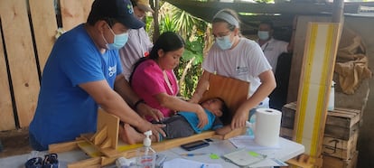 María Josefina Roque, madre soltera de cinco hijos, lleva a uno de ellos a pesar y tallar en la aldea La Ceiba de Chiquimula, donde este tipo de actividad busca detectar y prevenir casos de desnutrición crónica en menores de cinco años.