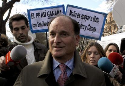 Jes&uacute;s Sep&uacute;lveda, the ex-husband of Health Minister Ana Mato, leaves court on Wednesday.