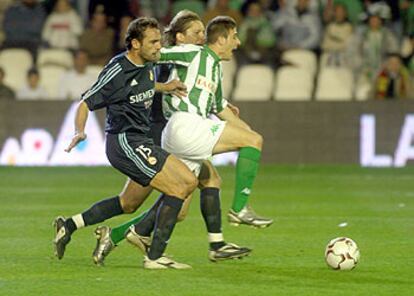 Joaquín se cuela entre Raúl Bravo y Michel Salgado.