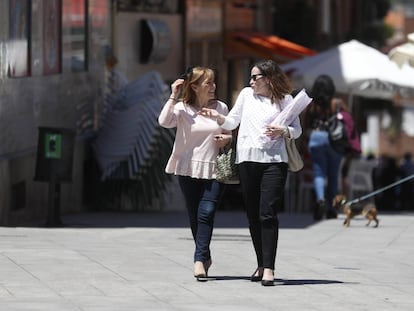 Dos viandantes caminan por una calle en Pozuelo de Alarcón, el municipio más rico de España.