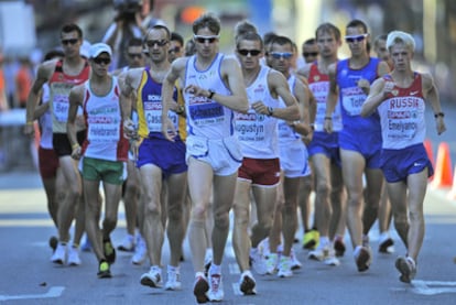 Los marchadores, con Emelyanov, que ganó el oro, a la derecha, durante la carrera.