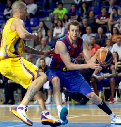 Joe Ingles penetra a canasta.