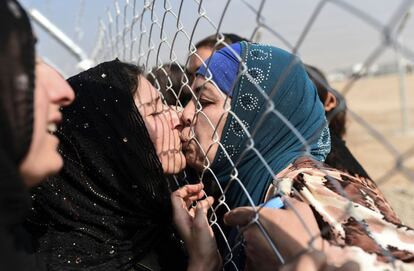 Desplazados iraquíes que huyeron de Mosul se reúnen con sus familiares, que llegaron en 2014 al campo de refugiados de la zona Khazer.