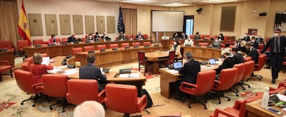 Vista general de la mesa con los asistentes a la Comisión de Presupuestos en el Congreso de los Diputados.