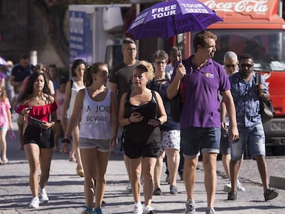 Un guia turístic amb un grup de visitants.