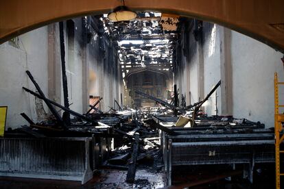 Interior de la iglesia de la misión de San Gabriel en California, tras el incendio este sábado.