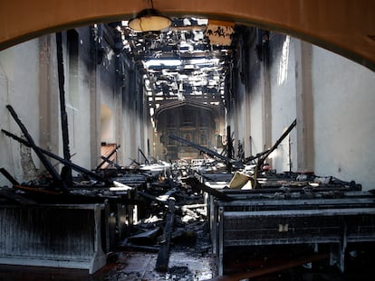 Interior de la iglesia de la misión de San Gabriel en California, tras el incendio este sábado.