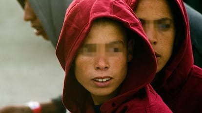 Menores magrebíes rescatados en una patera, fotografiados en Tarifa (Cádiz).