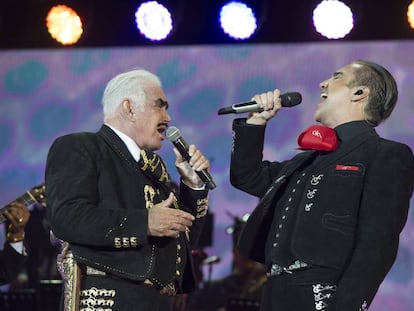 Vicente Fern&aacute;ndez y Alenjandro en el concierto de despedida.