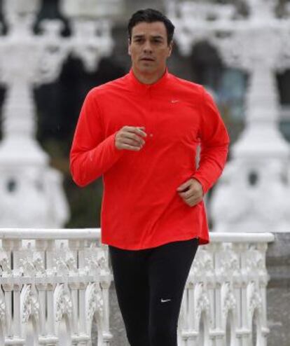 Pedro Sánchez, corriendo este domingo por el paseo de La Concha de San Sebastián.