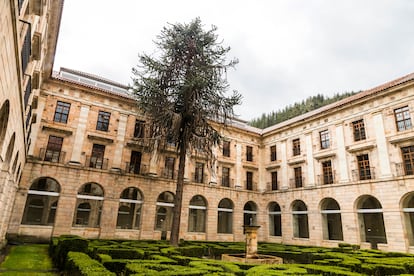El monasterio de San Juan Bautista de Corias se ha reconvertido en parador nacional.