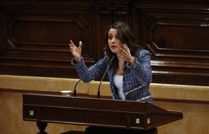 Inés Arrimadas interviene durante la sesión de investidura en el Parlament de Cataluña, el 22 de marzo. 