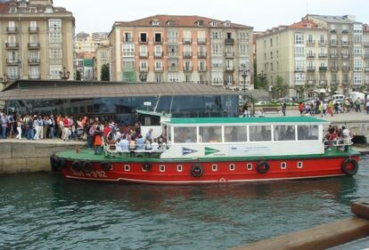 Salen cada media hora y por 2,60 euros le llevan a uno al otro lado de la bahía.