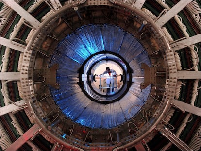 Un trabajador realiza operaciones en el LHC, en Ginebra.