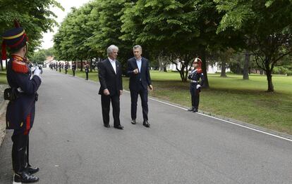 Tabaré Vázquez y Mauricio Macri caminan por el interior de la residencia presidencial de Olivos, en Buenos Aires.