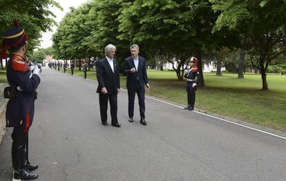 Tabar&eacute; V&aacute;zquez y Mauricio Macri caminan por el interior de la residencia presidencial de Olivos, en Buenos Aires.