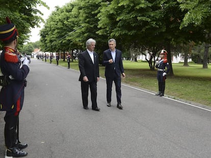 Tabar&eacute; V&aacute;zquez y Mauricio Macri caminan por el interior de la residencia presidencial de Olivos, en Buenos Aires.