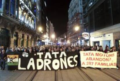 Manifestación de trabajadores de la compañia de automoción Tata Hispano en Zaragoza en protesta por el cierre de la filial que la empresa india tiene en Zaragoza.