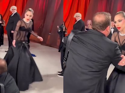 Lady Gaga ayuda a un fotógrafo tras caer en la alfombra roja de los Oscar.