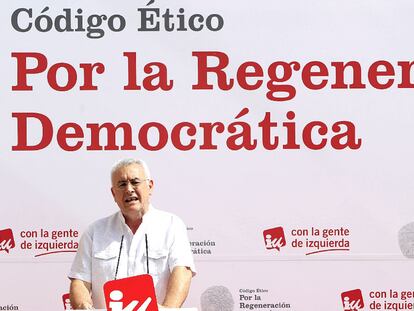 Cayo Lara, coordinador federal de Izquierda Unida, durante la presentación ayer en Madrid del código ético de la formación.