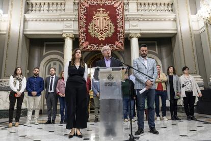 Valencia se resiente por la anulación de las Fallas a consecuencia del coronavirus. En la imagen, el alcalde de Valencia rodeado de todo el equipo de gobierno, informa a la prensa.
FOTO: MÒNICA TORRES/EL PAIS