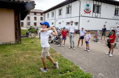 Niños jugando en el club de golf Larrabea, el primero de Jon Rahm.