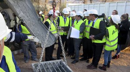 El ministro de Fomento, &Iacute;&ntilde;igo de la Serna, durante la visita al tramo de obras de la alta velocidad ferroviaria en la antigua estaci&oacute;n de San Francisco de Loja (Granada).