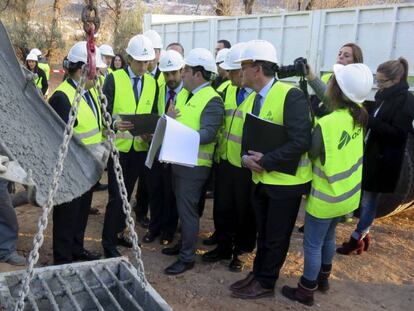 El ministro de Fomento, &Iacute;&ntilde;igo de la Serna, durante la visita al tramo de obras de la alta velocidad ferroviaria en la antigua estaci&oacute;n de San Francisco de Loja (Granada).