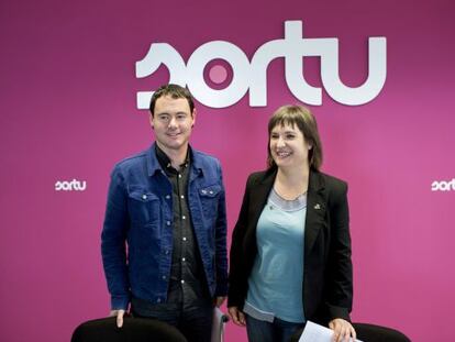 El presidente de Sortu, Hasier Arraiz, y la dirigente de la formación Maribi Ugarteburu, durante la rueda de prensa ofrecida en Vitoria.