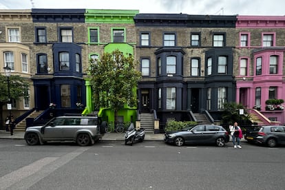 Fachadas pintadas de negro para disuadir la presencia de turistas en el barrio de Notting Hill (Londres).