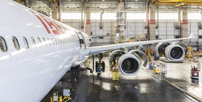 Un avión de Iberia durante una revisión en el área de mantenimiento de La Muñoza, en Madrid.