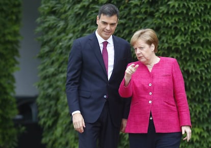 Angela Merkel y Pedro Sánchez en la puerta de la Cancillería.