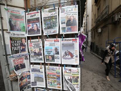 Un quiosco de prensa en Argel, con ediciones de 'Liberté' y 'El Watan', entre otros, en una imagen de archivo.