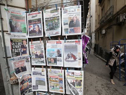 Un quiosco de prensa en Argel, con ediciones de 'Liberté' y 'El Watan', entre otros, en una imagen de archivo.