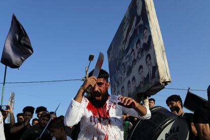 Un musulmán chiíta iraquí sangra después de golpearse la frente con una espada durante la festividad religiosa de Ashura en la ciudad Sadr de Bagdad (Iraq).