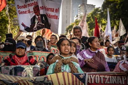 Un letrero llevado por manifestantes critica la relación entre el presidente López Obrador y el Ejército: "Donde manda general, no gobierna presidente", lee.