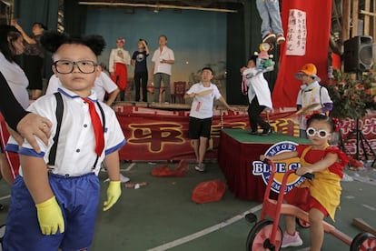 Niños disfrazados participan en el desfile de la isla Cheung Chau, en Hong Kong.  