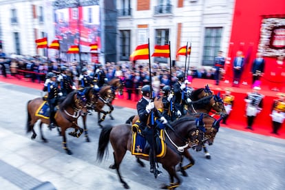 Un momento del desfile cívico militar con motivo del Día de la Comunidad de Madrid en la Puerta del Sol.