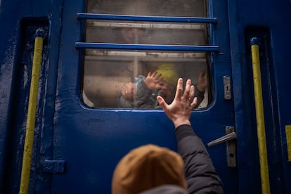 Un hombre se despide de su esposa e hijo, a punto de partir en un tren a Lviv desde la estación de Kiev, el día 3. 