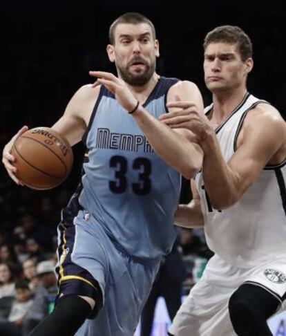 Marc Gasol y Brook Lopez.