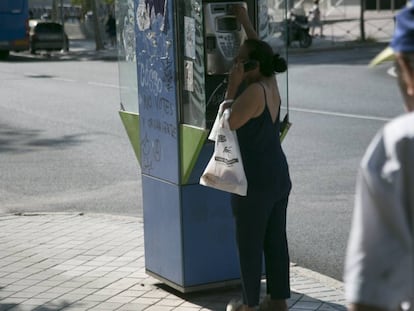 Una mujer usa una cabina telefónica en Madrid.