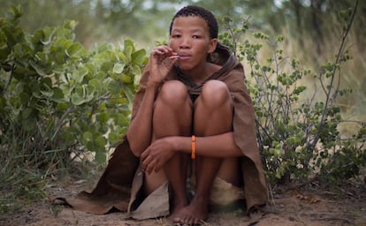 Xobana, mujer bosquimana residente en Ghanzi, fuma un cigarrillo.