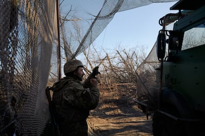 Un soldado ucranio, con un vehículo de fabricación francesa, en el frente de guerra cerca de Pokrovsk (Ucrania) este domingo.