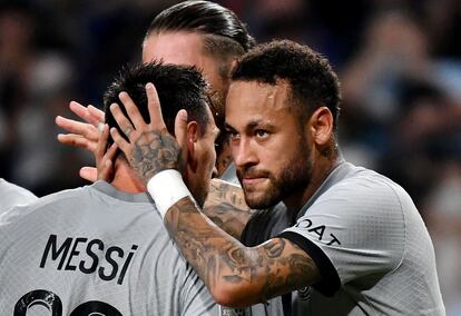 Neymar celebra un gol con Messi durante la gira del PSG, este verano.